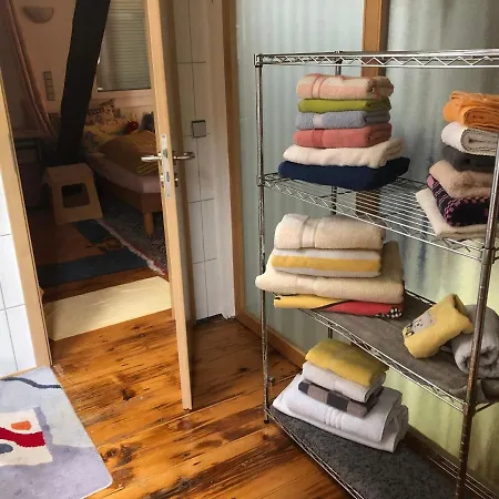 Familien-zimmer Mit Bad Und Garten In Privathaus Hell, Gemuetlich, Ruhig, Eigenes Grosses Badezimmer Accommodatie bij particulieren