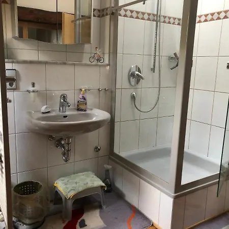 Familien-zimmer Mit Bad Und Garten In Privathaus Hell, Gemuetlich, Ruhig, Eigenes Grosses Badezimmer *