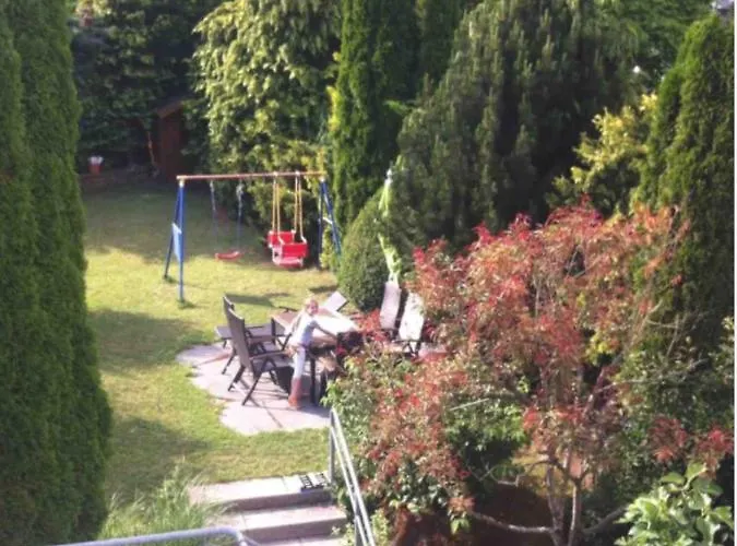 Familien-zimmer Mit Bad Und Garten In Privathaus Hell, Gemuetlich, Ruhig, Eigenes Grosses Badezimmer Rum i privatbostad *