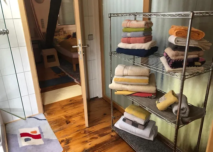 Familien-zimmer Mit Bad Und Garten In Privathaus Hell, Gemuetlich, Ruhig, Eigenes Grosses Badezimmer בית אירוח