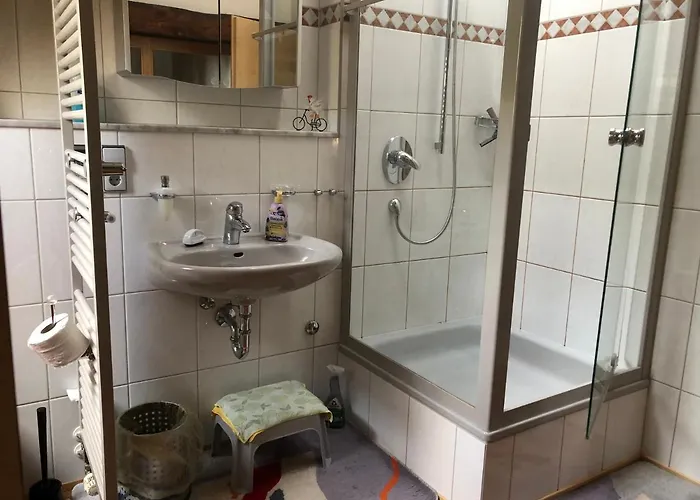 Familien-zimmer Mit Bad Und Garten In Privathaus Hell, Gemuetlich, Ruhig, Eigenes Grosses Badezimmer *