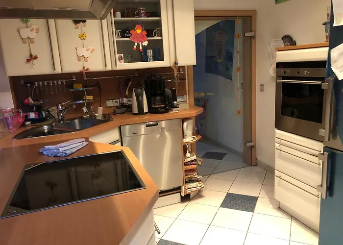 Familien-zimmer Mit Bad Und Garten In Privathaus Hell, Gemuetlich, Ruhig, Eigenes Grosses Badezimmer *